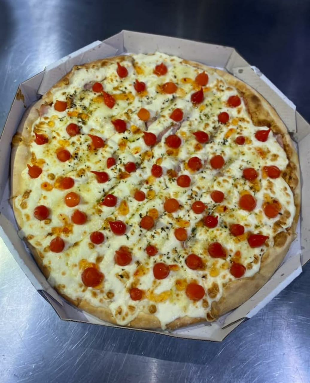 Pizza assada no forno a lenha da Pizzaria Recanto Novo, Jardim Lourdes