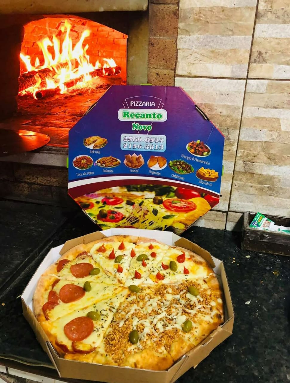 Pizza bem recheada da Pizzaria Recanto Novo, Jardim Lourdes